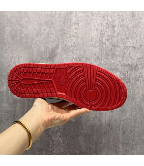 Travis Scott x Air Jordan 1 Low OG“Chicago”