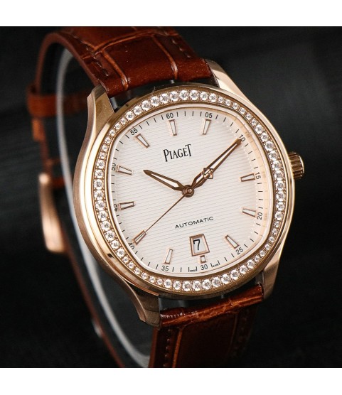 Часы Piaget с бриллиантами и полосками