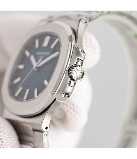 Часы Patek Philippe Nautilus с зелёным циферблатом