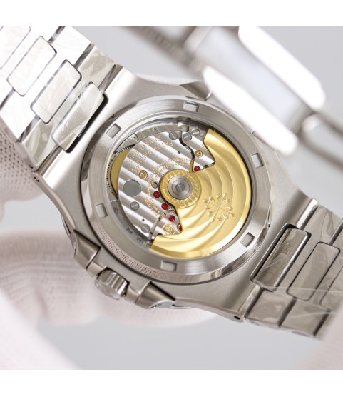 Часы Patek Philippe Nautilus с зелёным циферблатом