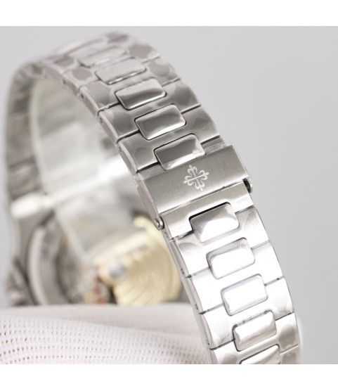Часы Patek Philippe Nautilus с зелёным циферблатом